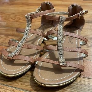 Size 8 1/2 woman’s tan Sandals with rindstone pattern.